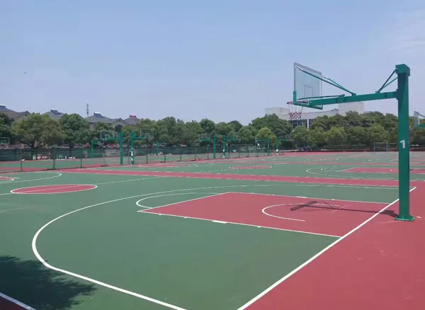 使用微型吹风机打扫网球场地